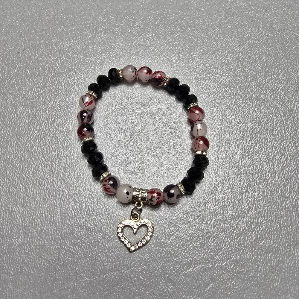 beautiful stretchy bracelet with heart charm